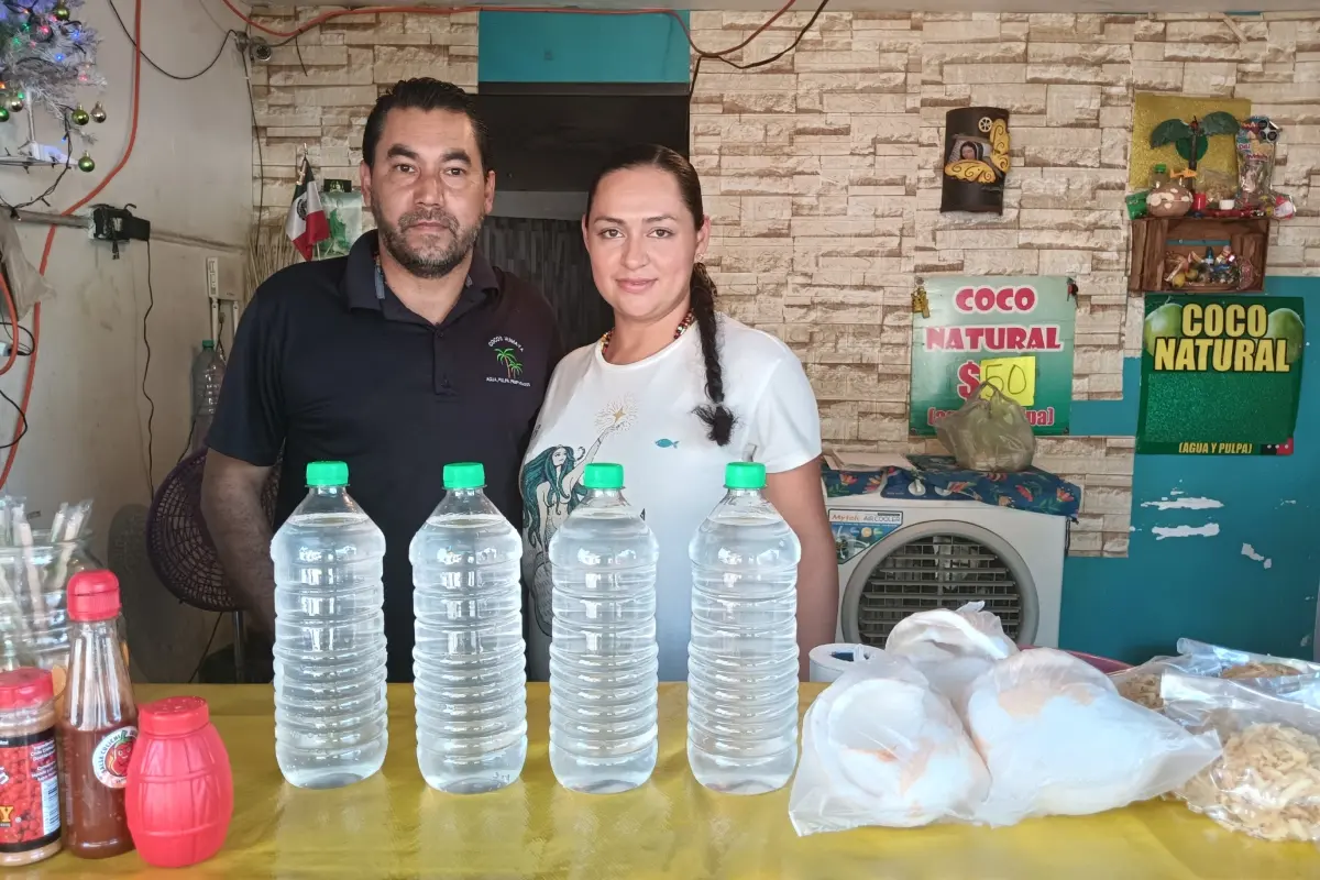 El establecimiento de cocos abre de lunes a domingo en el Mercadito Humaya, solo descansan el segundo domingo de cada mes, un reflejo de la constancia de Fernando y Mireya que mantiene vigente a Cocos Humaya. | Imágenes de Francisco Castro