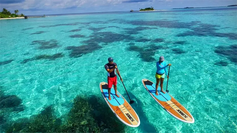 Maldivas también es un destino increíble para los amantes de la aventura y los deportes acuáticos.