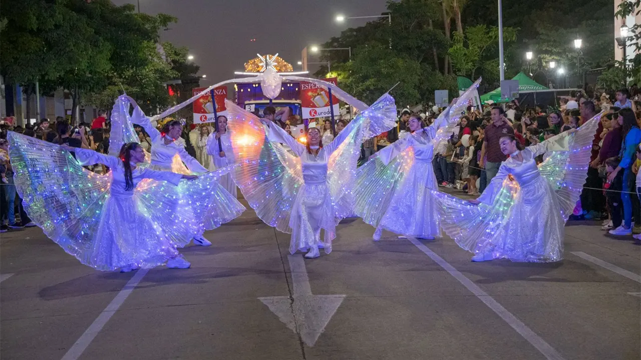 El Desfile Navideño, Regalo de Paz fue un evento que reunió a más de 70 mil personas que pudieron disfrutar de un espectáculo emotivo y lleno de valores. Fotos: Lino Ceballos.