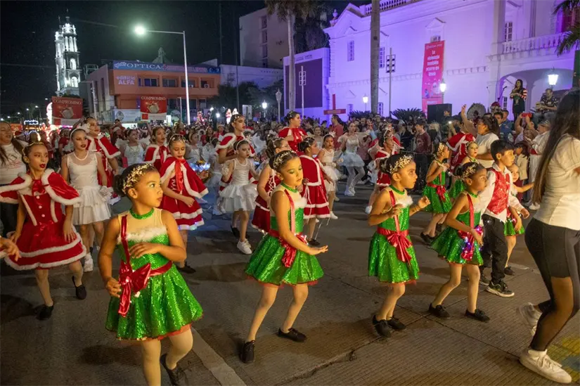 El recorrido contó con un gran número de participantes que dieron lo mejor de sí para fomentar la armonía a ritmo de la música navideña. Fotos: Lino Ceballos.