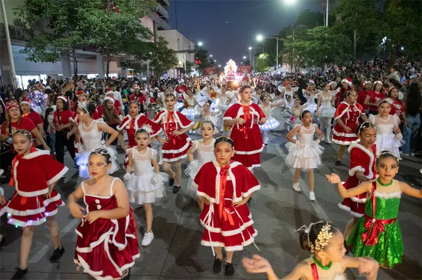 Con mucha alegría las niñas de distintas academias de baile participaron en este desfile navideño lleno de ilusión.
