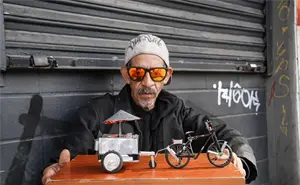 Él es Juan Carlos, artesano de Tijuana que convierte desechos en mini piezas de arte