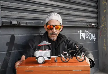 Él es Juan Carlos, artesano de Tijuana que convierte desechos en mini piezas de arte