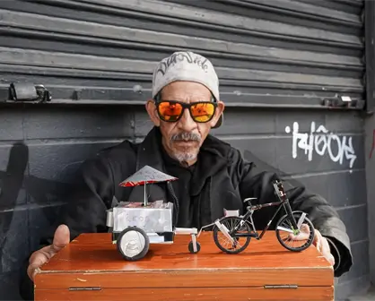 Él es Juan Carlos, artesano de Tijuana que convierte desechos en mini piezas de arte