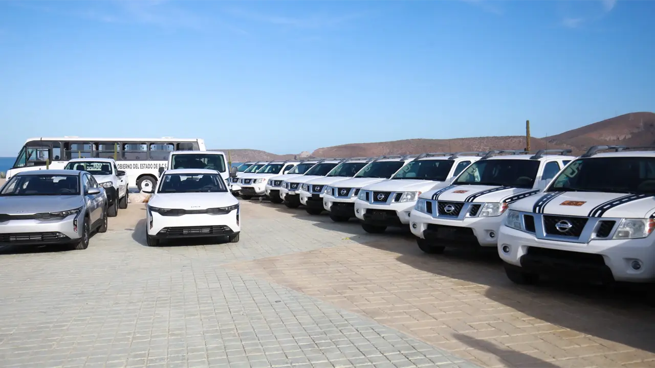 Gobierno de BCS refuerza seguridad y educación con entrega de nuevas unidades vehiculares.