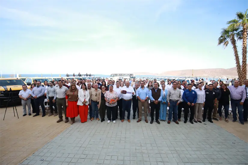 Entregan 49 vehículos a dependencias estatales para mejorar servicios públicos en Baja California Sur