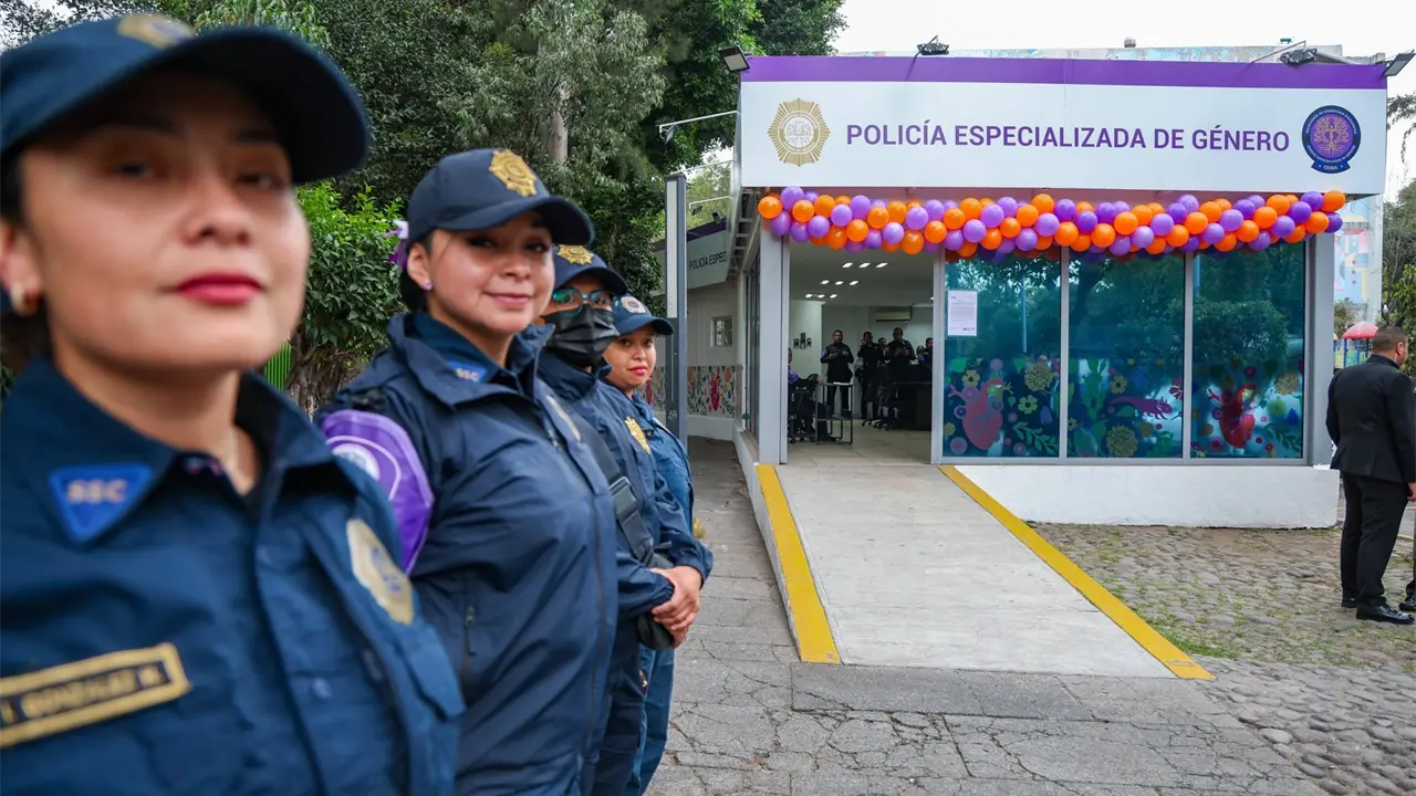 Clara Brugada inaugura la primera estación de policía de género en Tlatelolco.