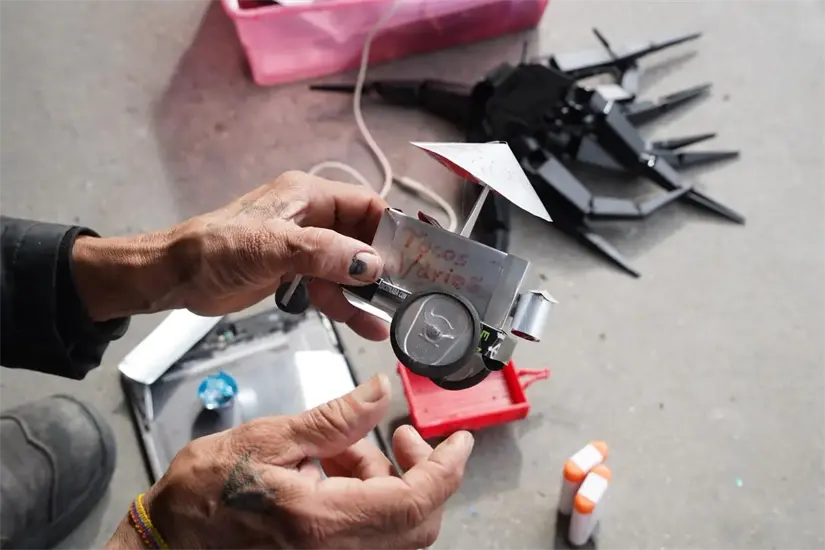 La hija de la familia lo motivó a unirse a este taller de manualidades. Foto: Border Zoom