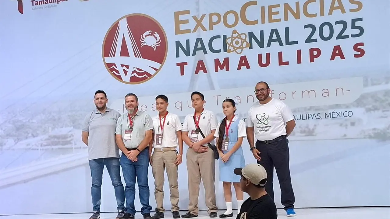 Ammi, José Manuel, Luis Ángel y el profesor Jesús Ramón Zavala lograron la acreditación a la Expo Ciencias Costa Rica 2026 con su proyecto Ostrablock, una idea innovadora para solucionar el problema del calor en las aulas de su secundaria.