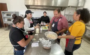 Una cena navideña muy especial en Mazatlán, con amor y sazón mujeres aprenden a preparar platillos para las fiestas en familia