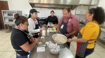 Una cena navideña muy especial en Mazatlán, con amor y sazón mujeres aprenden a preparar platillos para las fiestas en familia