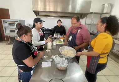 Una cena navideña muy especial en Mazatlán, con amor y sazón mujeres aprenden a preparar platillos para las fiestas en familia