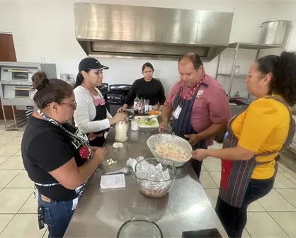 Una cena navideña muy especial en Mazatlán, con amor y sazón mujeres aprenden a preparar platillos para las fiestas en familia