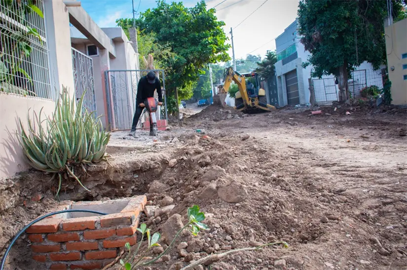 Supervisan pavimentación con concreto hidráulico en la colonia Vista Hermosa de Culiacán