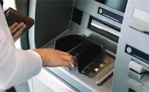 ¿Cómo detectar trampas en cajeros automáticos para proteger mi tarjeta?