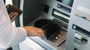 ¿Cómo detectar trampas en cajeros automáticos para proteger mi tarjeta?