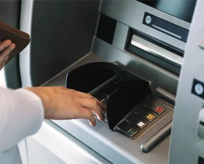 ¿Cómo detectar trampas en cajeros automáticos para proteger mi tarjeta?