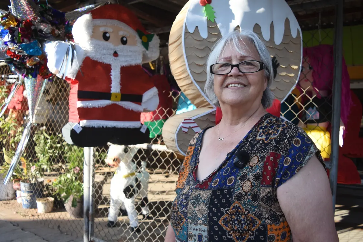 Doña Conchita superó el cáncer de mama y desde hace dos décadas crea piñatas en Culiacán, un oficio que le dio fuerza, propósito y una historia de resiliencia comunitaria. | Imágenes de Lino Ceballos