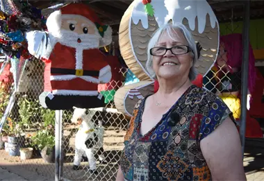 Doña Conchita, sobreviviente de cáncer y artesana de piñatas desde hace 20 años en Culiacán