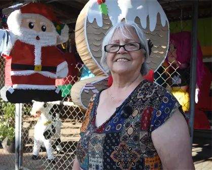 Doña Conchita, sobreviviente de cáncer y artesana de piñatas desde hace 20 años en Culiacán