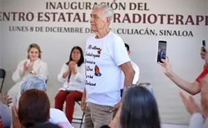 Superación y fe: Alejandro Ramírez celebra su última radioterapia y simboliza esperanza en Sinaloa