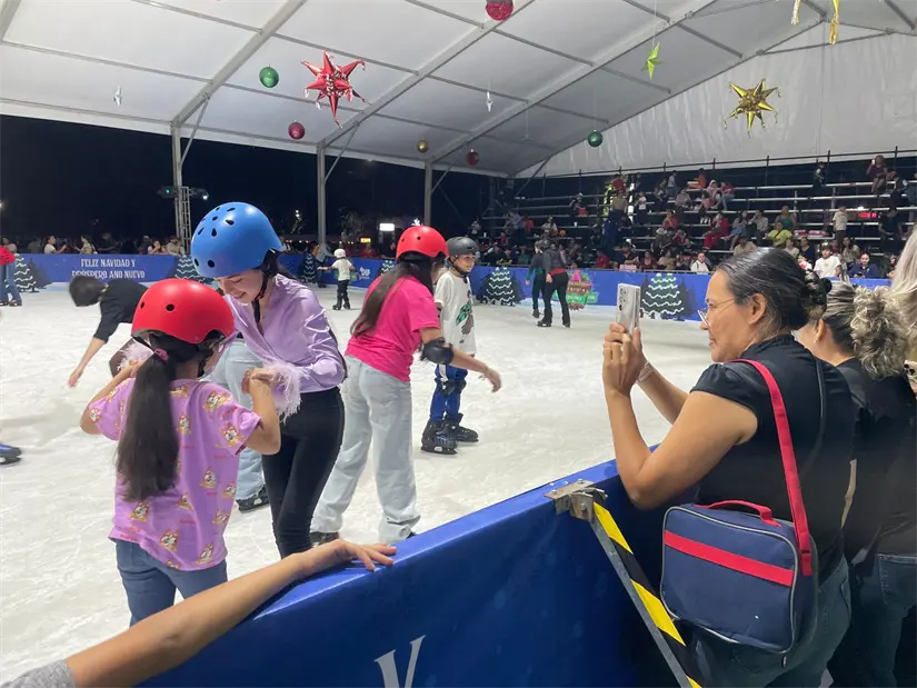 Horarios de la pista de hielo en Culiacán. Foto: Lino Ceballos