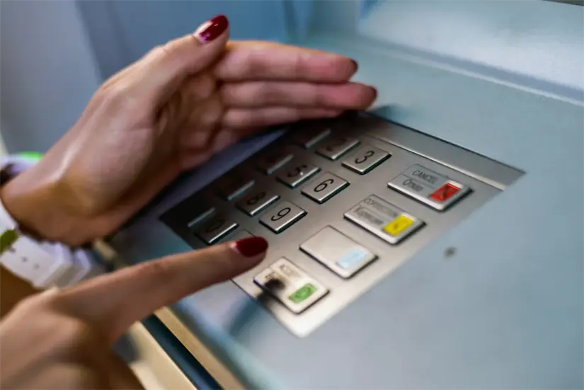 Examina el área antes de retirar dinero. Foto: Cortesía