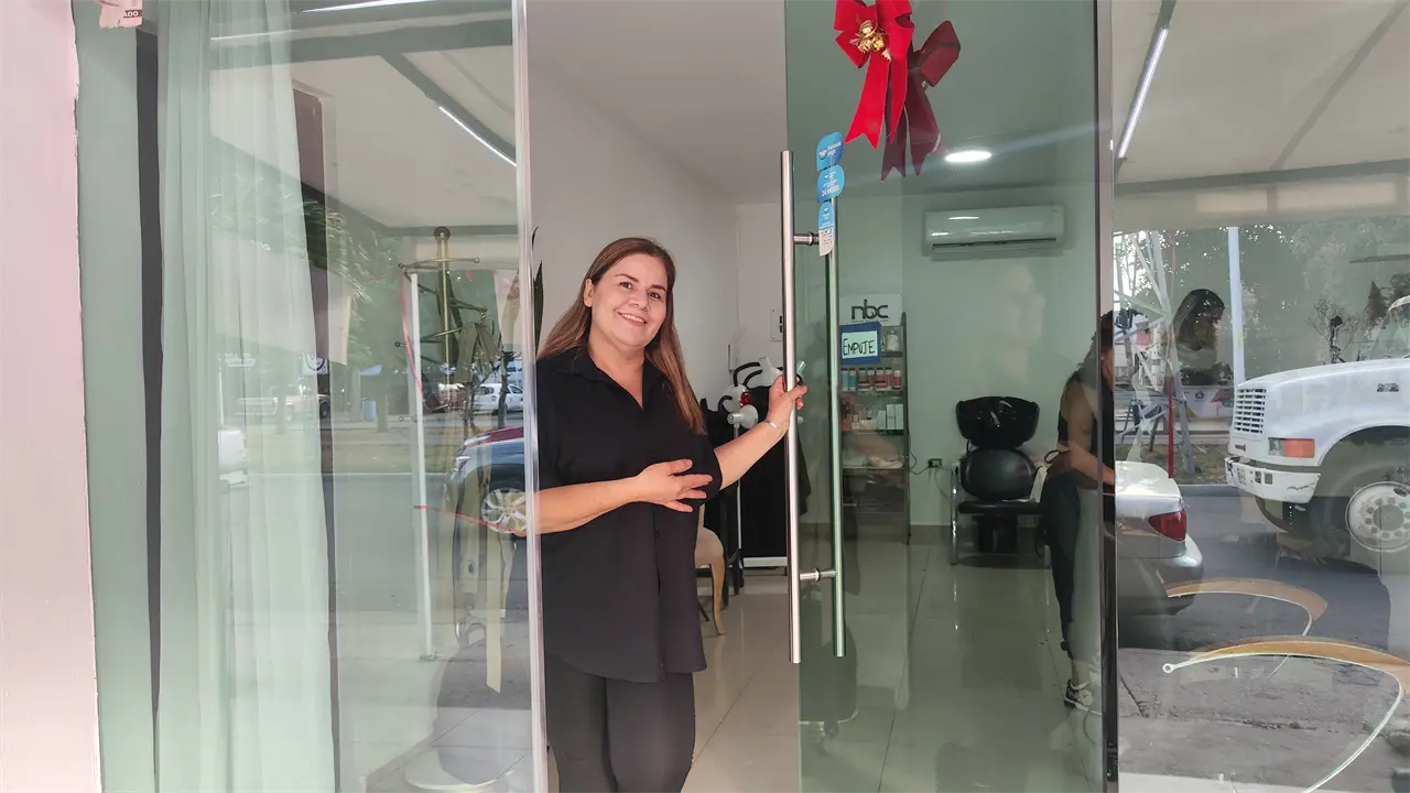 Brenda Montes siempre tiene la puerta abierta para nuevas clientas.