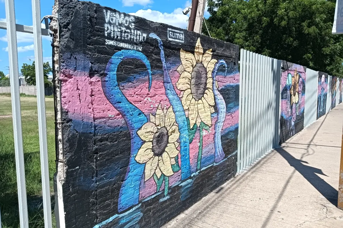 Alumnos líderes de paz, con apoyo de SUMA Sociedad Unida IAP, impulsan nuevos murales en la Secundaria STASE del Infonavit Humaya para fortalecer la convivencia y la cultura de paz en Culiacán. | Imágenes de Francisco Castro