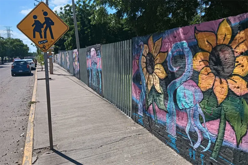 Estudiantes de la Secundaria STASE en Infonavit Humaya, Culiacán, crean murales por la paz con apoyo de SUMA. Estos trazos llenan de vida los muros, promoviendo el respeto, la convivencia y un entorno escolar seguro.