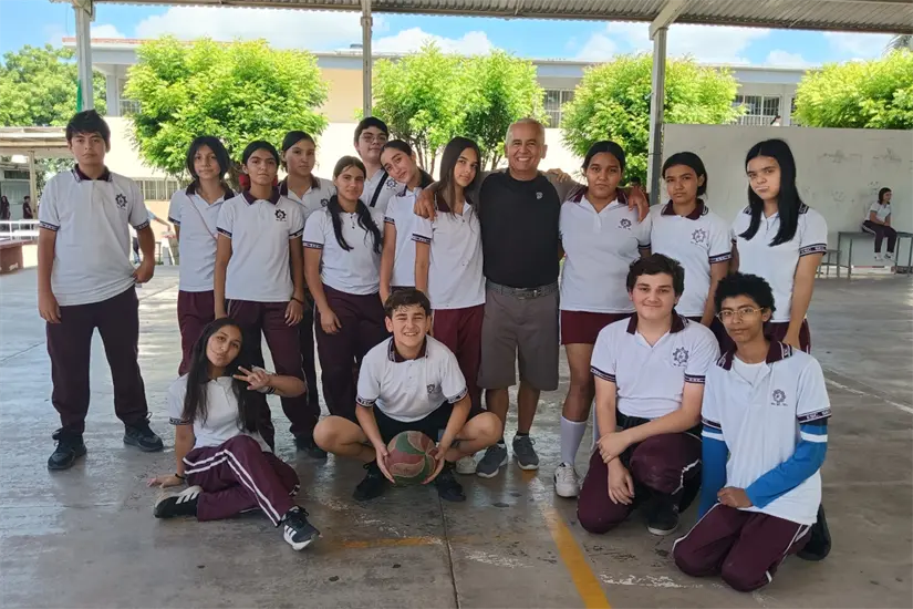 Al profe Martín Inocente Cebreros le satisface encontrarse con exalumnos que eligieron estudiar Educación Física. “Algo vieron en su maestro”, dice, con orgullo sereno.