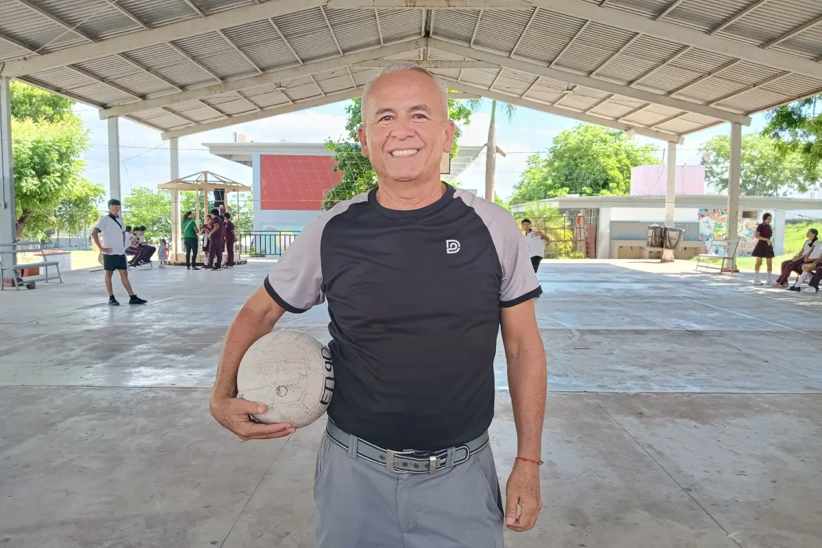 El profesor Martín Inocente Cebreros suma 20 años dando clases de Educación Física en la ETI 90 de Culiacán. De salones improvisados a una escuela incluyente, el profe demuestra que enseñar es acompañar. | Imágenes de Francisco Castro