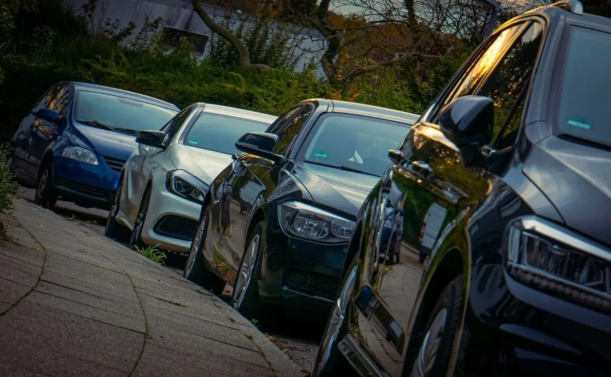 Verificar el estatus legal del vehículo es fundamental antes de comprarlo.