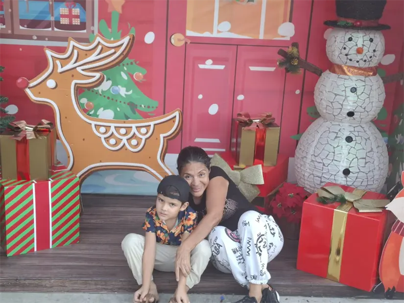 Susana de Juntas del Humaya con su nieto Rafael sacan su foto del recuerdo en las Villas Navideñas. Foto: Brenda Camacho