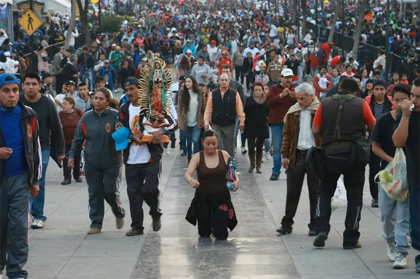 Conoce las razones por la que las personas caminan de rodillas a la Basílica de GUadalupe. Foto: Getty Images.