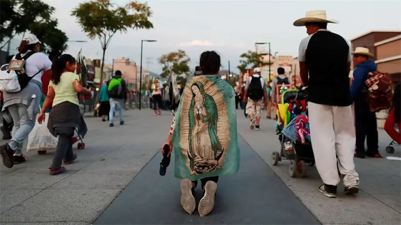 Caminar de rodillas es una muestra de agradecimiento para la Virgen de Guadalupe. Foto: REUTERS.