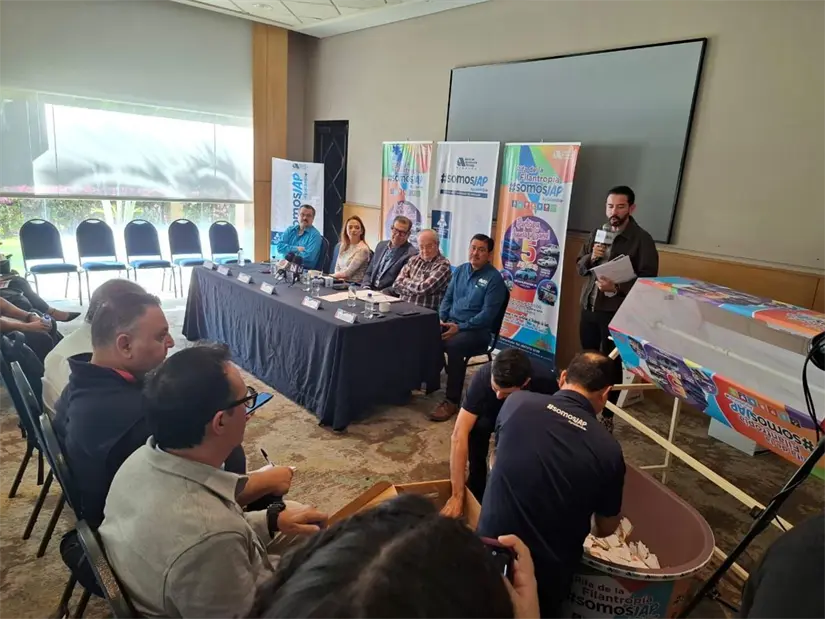 El notario público Enrique Ibarra Rico supervisa el sorteo, como lo ha hecho durante 25 años, garantizando legalidad y transparencia.