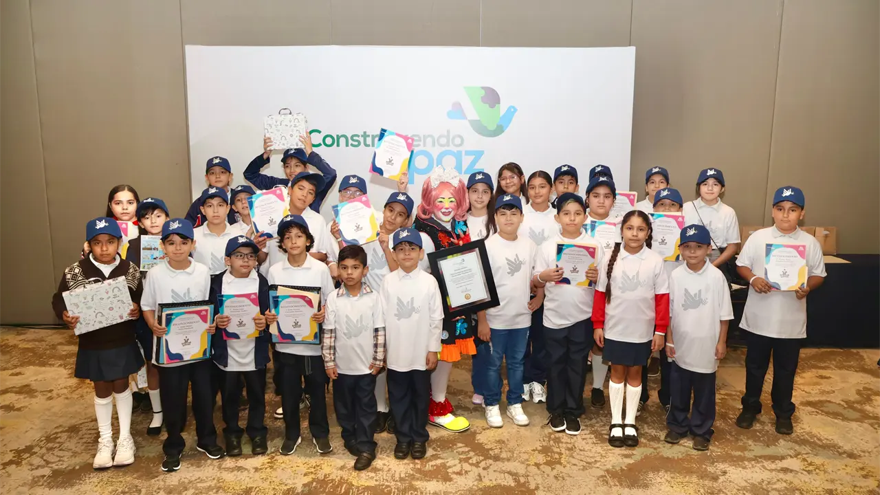 Niños y niñas de Culiacán y sus sindicaturas fueron reconocidos como Gente de Paz en el Foro de Paz de Construyendo Espacios para la Paz. Fotos: Iván Valenzuela.