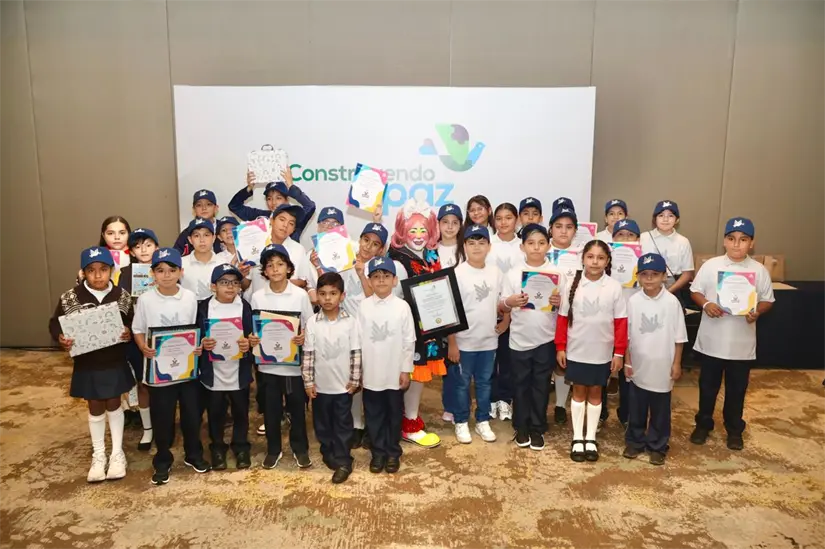 Muy emocionados todos los niños recibieron un reconocimiento y un regalo para motivarlos a seguir construyendo paz. Foto: Iván Valenzuela.