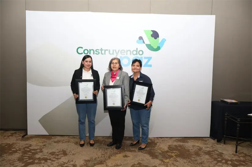 En el marco del Día de los Derechos Humanos, se reconoció la labor de Óscar Loza Ochoa, Marcela Flores, Alma Luz Bernal y Gloria Himelda Félix. Foto: Iván Valenzuela.