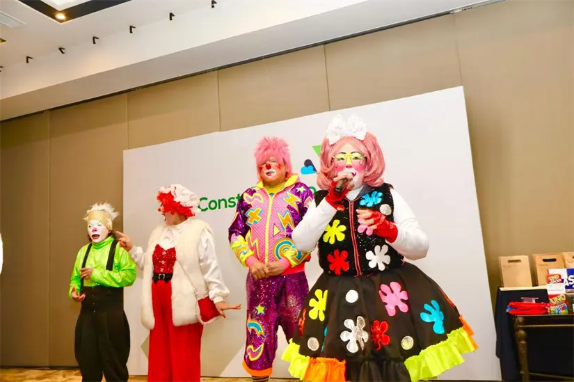 Los payasitos Fifí, Chispa de Luz, Cometín y Chiquitín participaron en el foro y narraron un Cuento de Paz. Foto: Iván Valenzuela.