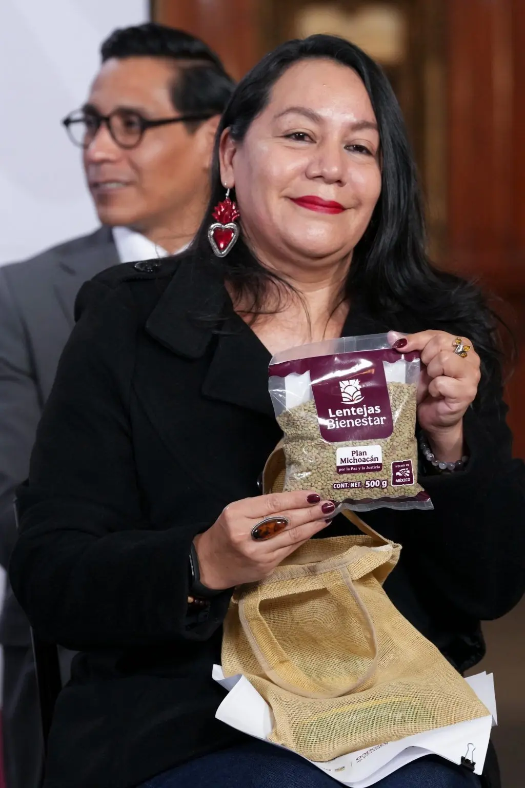 La funcionaria mostró el empaque. Foto: Gob. de México