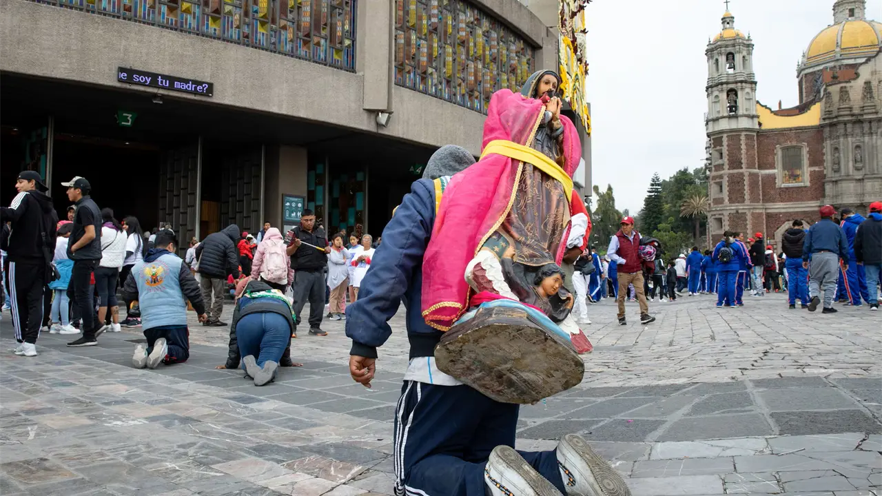 Estas son las razones por la que las personas caminar de rodillas hacia la Basílica de Guadalupe. Foto: Ana Chirino.