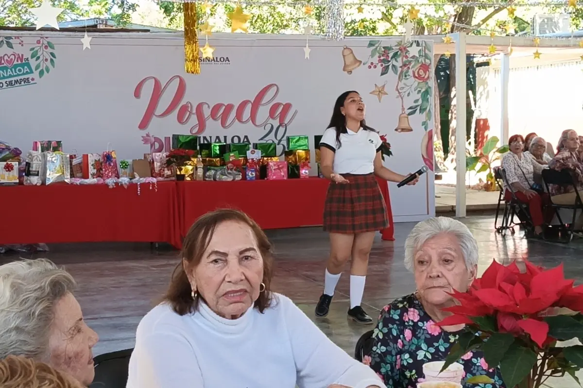 La presentación musical de la joven Arleth Robles, estudiante del Conalep, elevó el ambiente festivo al interpretar tres melodías que llenaron de emoción y nostalgia a las personas adultas mayores. | Imágenes de Francisco Castro.
