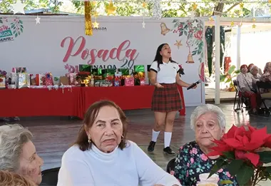 Personas adultas mayores disfrutan con unión y alegría la posada navideña en DIF Palmito