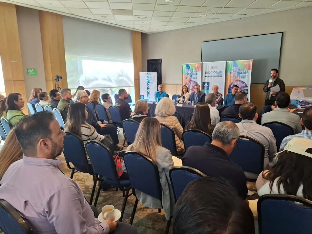 Representantes de instituciones de asistencia privada participan en el sorteo de la Rifa de la Filantropía 2025, celebrado en el Salón Turquesa del Hotel Lucerna.