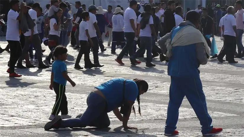 Caminar de rodillas en la Basílica de Guadalupe es por el cumplimiento de una manda. Foto: The Objective.