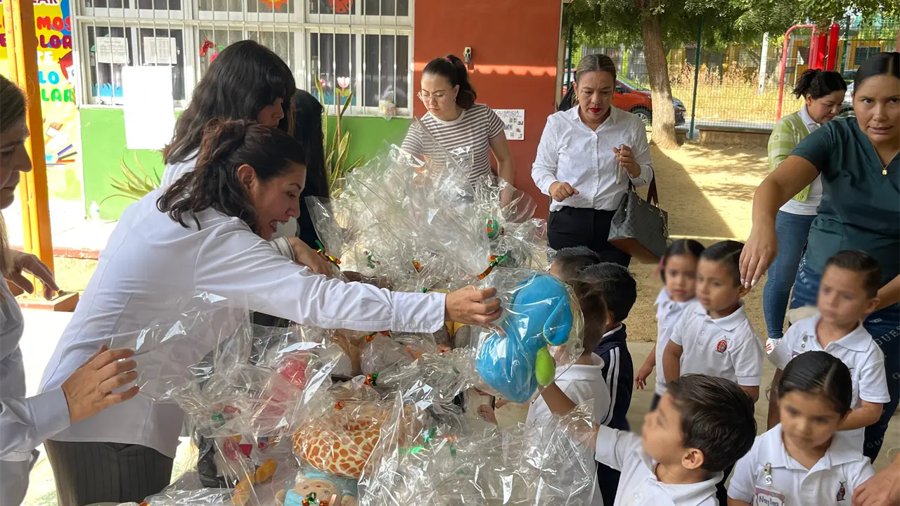 Pequeños del Preescolar SEPyC Pradera Dorada en Mazatlán recibieron muñecos de peluche que personal del CECyTE logró reunir a través del proyecto Abrazo Mágico