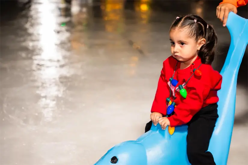 Horarios de la pista de hielo en Ensenada. Foto: Cortesía