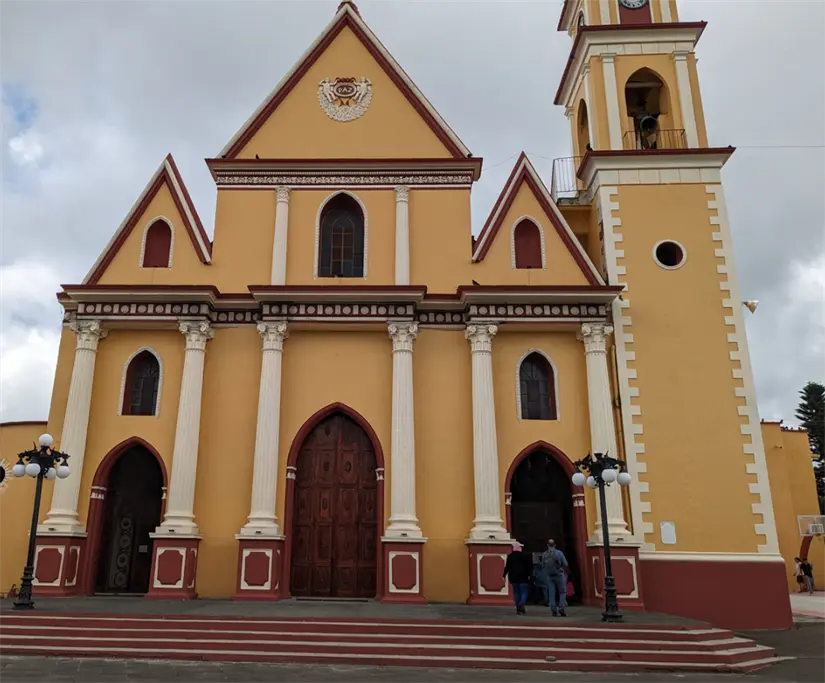 La noticia de la manifestación ha atraído a muchos visitantes a la iglesia de Naolinco. Foto: cortesía.